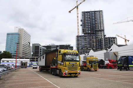 903520 Gezicht op de parkeerplaats van de Jaarbeurs achter de Graadt van Roggenweg te Utrecht, met rechts op de ...